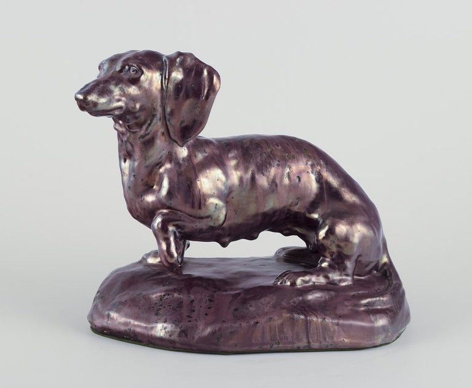 Søren Kongstrand, Danish ceramicist. Large ceramic sculpture of a dachshund in lustre glaze.: Title: Søren Kongstrand, Danish ceramicist. Large ceramic sculpture of a dachshund in lustre glaze. One of a kind. 1917. Description: Søren Kongstrand (1872-1951), Danish ceramicist. Large