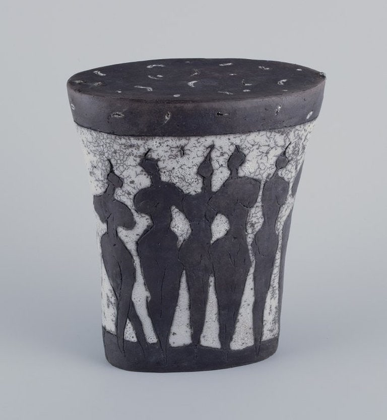 European studio ceramicist. Large unique ceramic sculpture. Lava glaze. Ca. 1980s. - 3