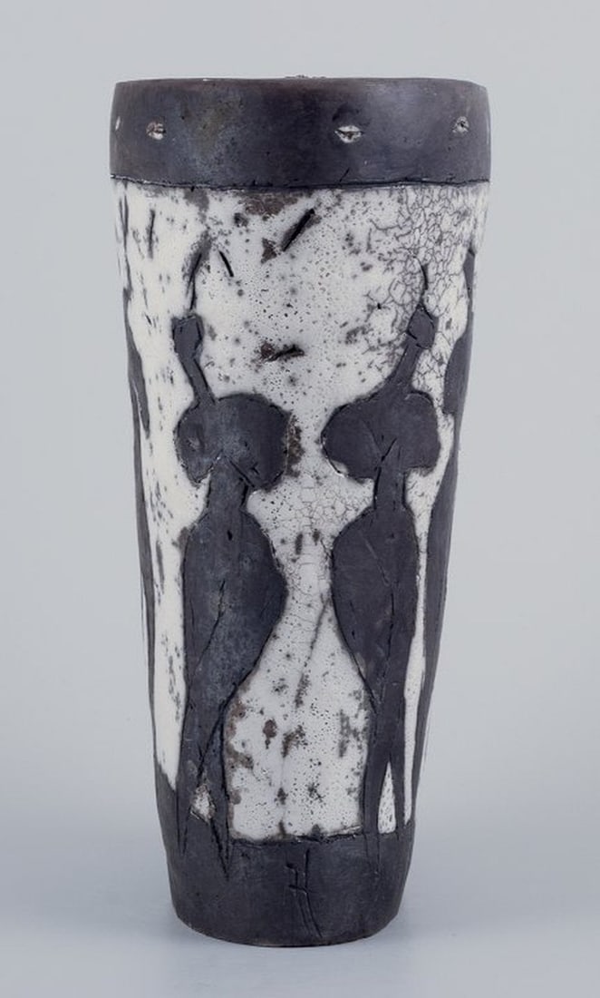 European studio ceramicist. Large unique ceramic sculpture. Lava glaze. Ca. 1980s. - 5