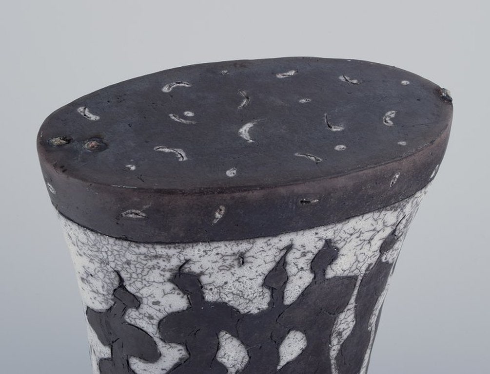 European studio ceramicist. Large unique ceramic sculpture. Lava glaze. Ca. 1980s. - 6