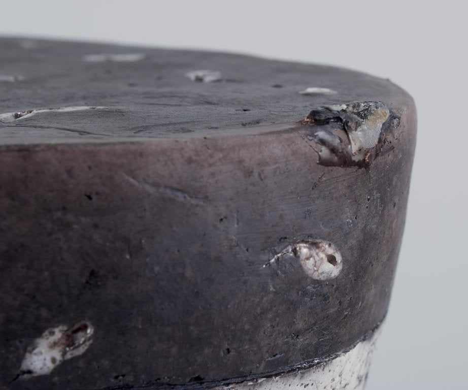 European studio ceramicist. Large unique ceramic sculpture. Lava glaze. Ca. 1980s. - 8