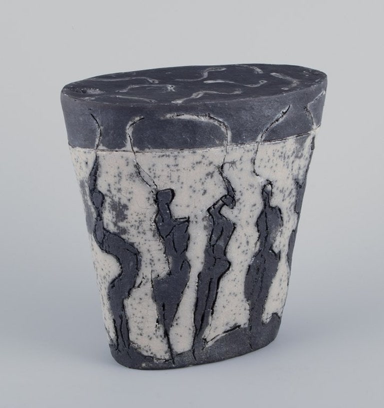 European studio ceramicist. Large unique ceramic sculpture. Lava glaze. Ca. 1980s. - 3