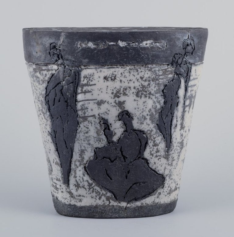 European studio ceramicist. Large unique ceramic sculpture. Lava glaze. Ca. 1980s. - 4