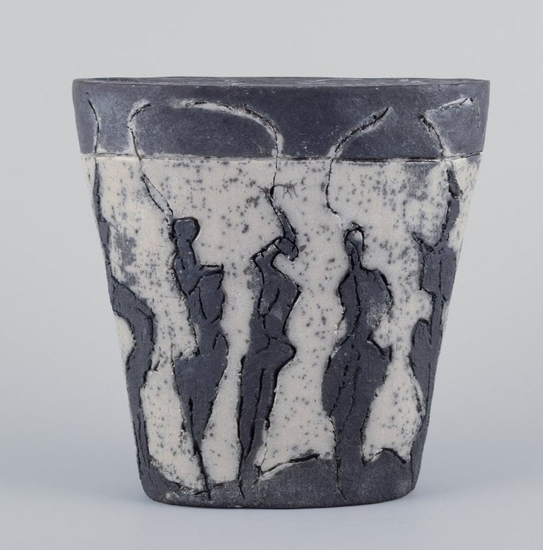 European studio ceramicist. Large unique ceramic sculpture. Lava glaze. Ca. 1980s. - 5