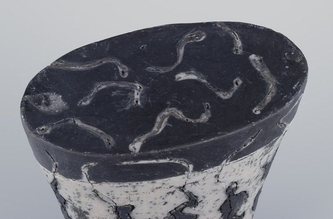 European studio ceramicist. Large unique ceramic sculpture. Lava glaze. Ca. 1980s. - 6