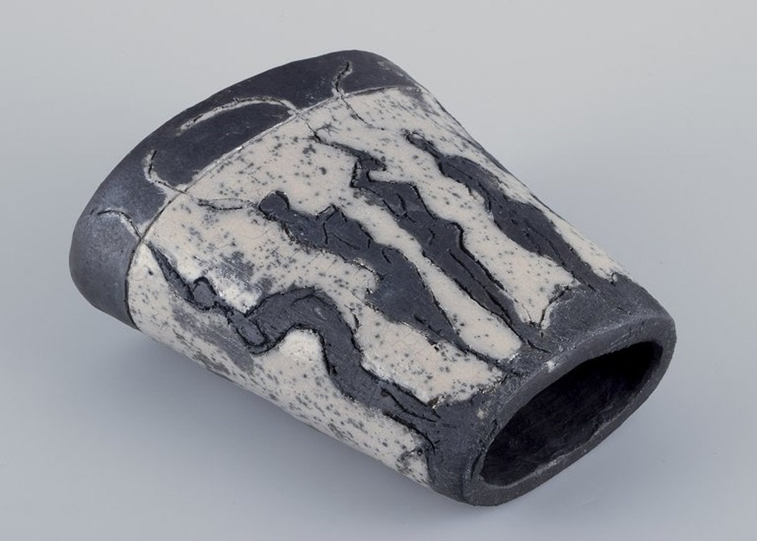 European studio ceramicist. Large unique ceramic sculpture. Lava glaze. Ca. 1980s. - 7