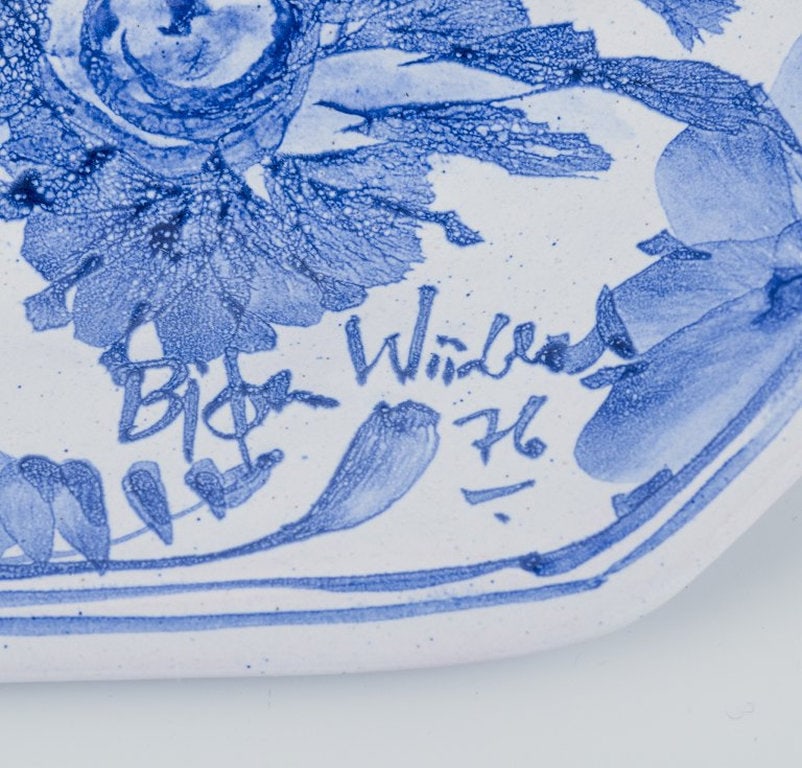 Bjørn Wiinblad for Det Blå Hus, Denmark. Octagonal dish in stoneware. 1976. - 4