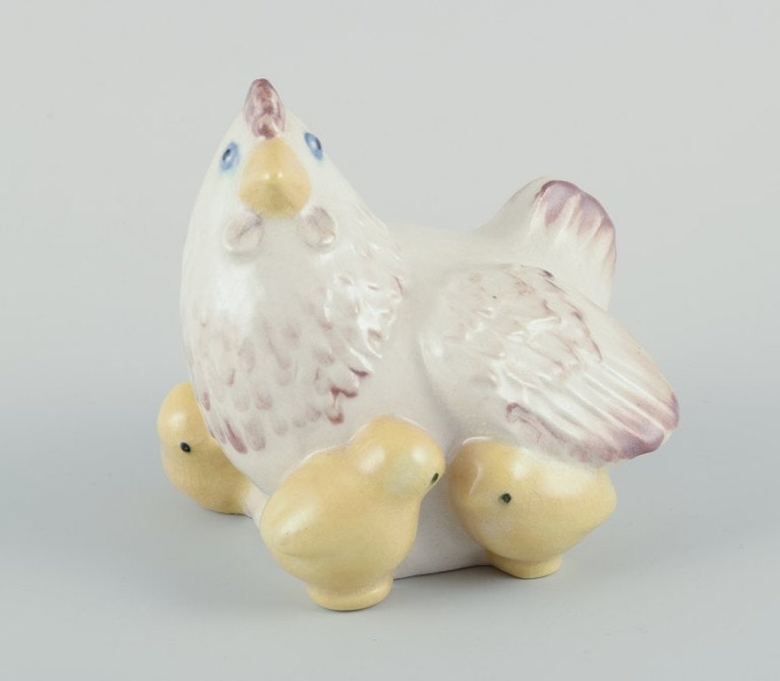 Kähler, Denmark. Ceramic figure in the shape of a hen with chicks. 20th Century.: Title: Kähler, Denmark. Ceramic figure in the shape of a hen with chicks. 20th Century. Description: Kähler ceramic figure in the shape of a hen with chicks. Hand-glazed. Dating: 20th