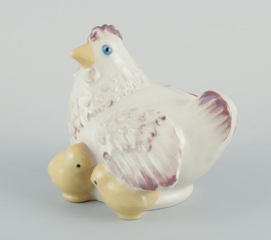 Kähler, Denmark. Ceramic figure in the shape of a hen with chicks. 20th Century. - 3