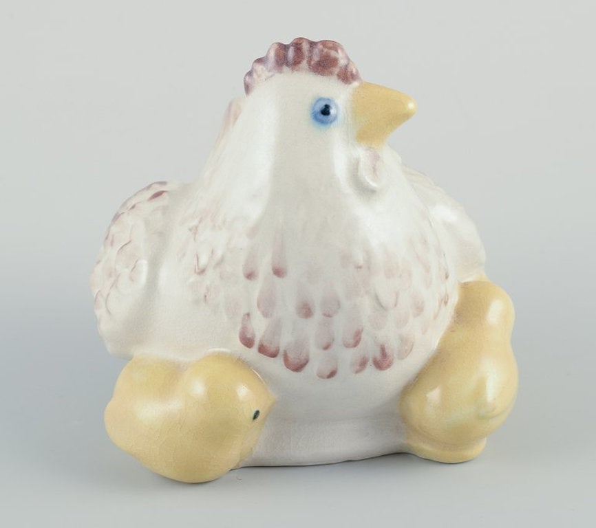 Kähler, Denmark. Ceramic figure in the shape of a hen with chicks. 20th Century. - 4