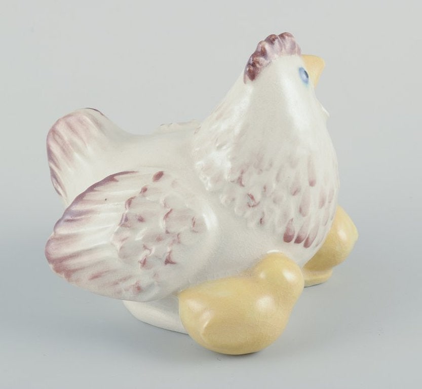 Kähler, Denmark. Ceramic figure in the shape of a hen with chicks. 20th Century. - 5