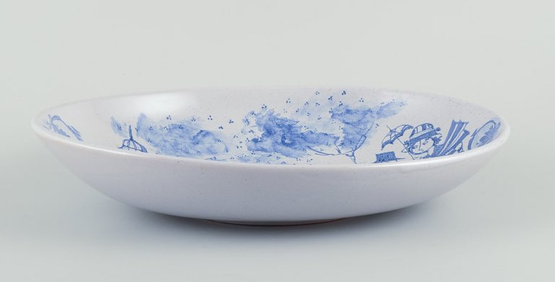 Bjørn Wiinblad for Det Blå Hus, Denmark. Large oval ceramic bowl hand-painted in blue. - 4