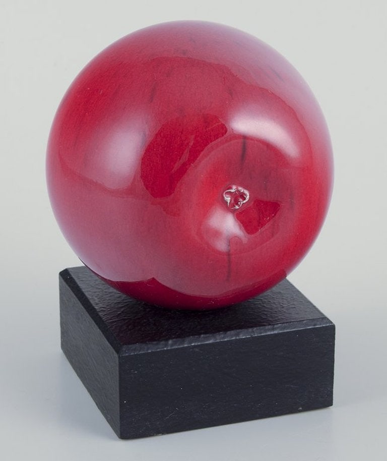 Alf Ekberg, Swedish ceramicist. Own studio. Ceramic apple on wooden base. 1980/90s. - 7