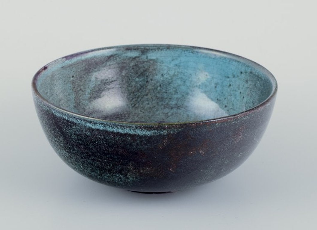 Svend Hammershøi for Kähler, Denmark. Ceramic bowl with black-green double glaze. Circa - 2