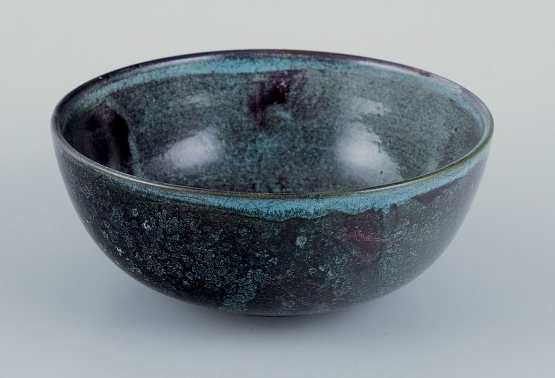 Svend Hammershøi for Kähler, Denmark. Ceramic bowl with black-green double glaze. Circa - 3