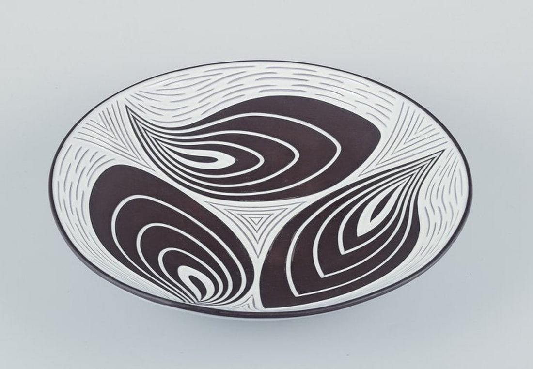 Schollert, Denmark. Large ceramic bowl in modernist style. 1970s. - 2