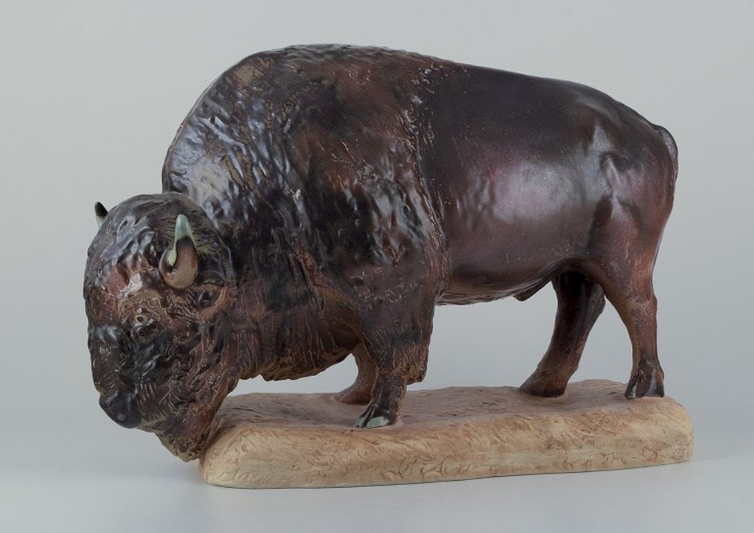 Kuno Norvark for Bing and Grondahl. Colossal and rare bison box in glazed stoneware. Mid 20th - 2