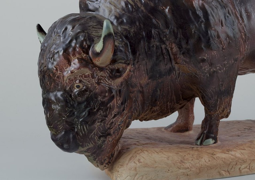 Kuno Norvark for Bing and Grondahl. Colossal and rare bison box in glazed stoneware. Mid 20th - 6