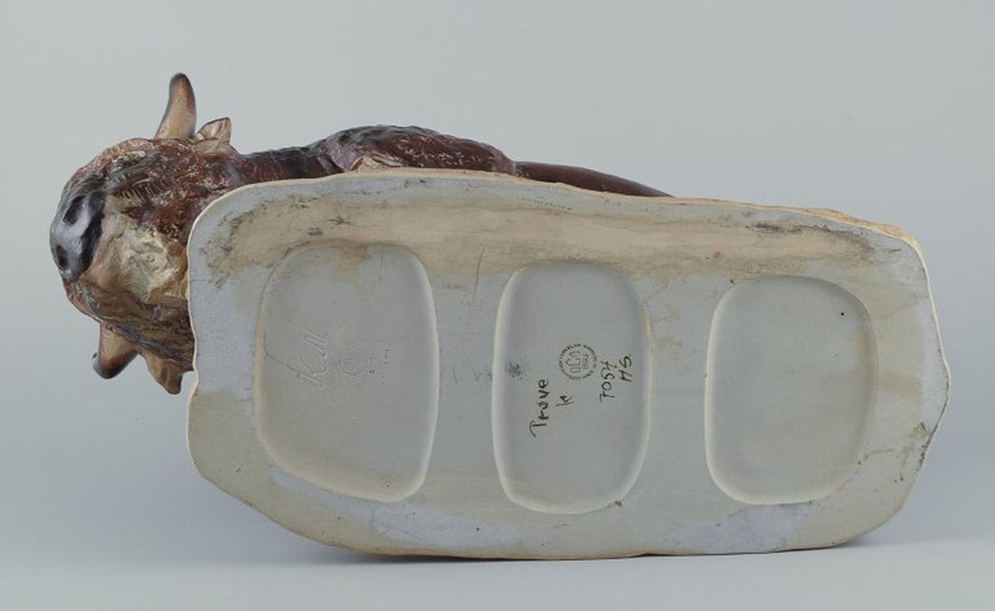 Kuno Norvark for Bing and Grondahl. Colossal and rare bison box in glazed stoneware. Mid 20th - 8