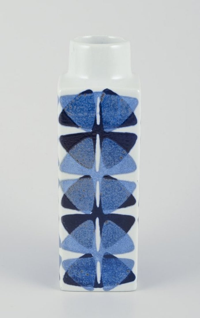 Ellen Malmer for Royal Copenhagen. Square 'Baca' vase in earthenware. 1969-1974. - 3