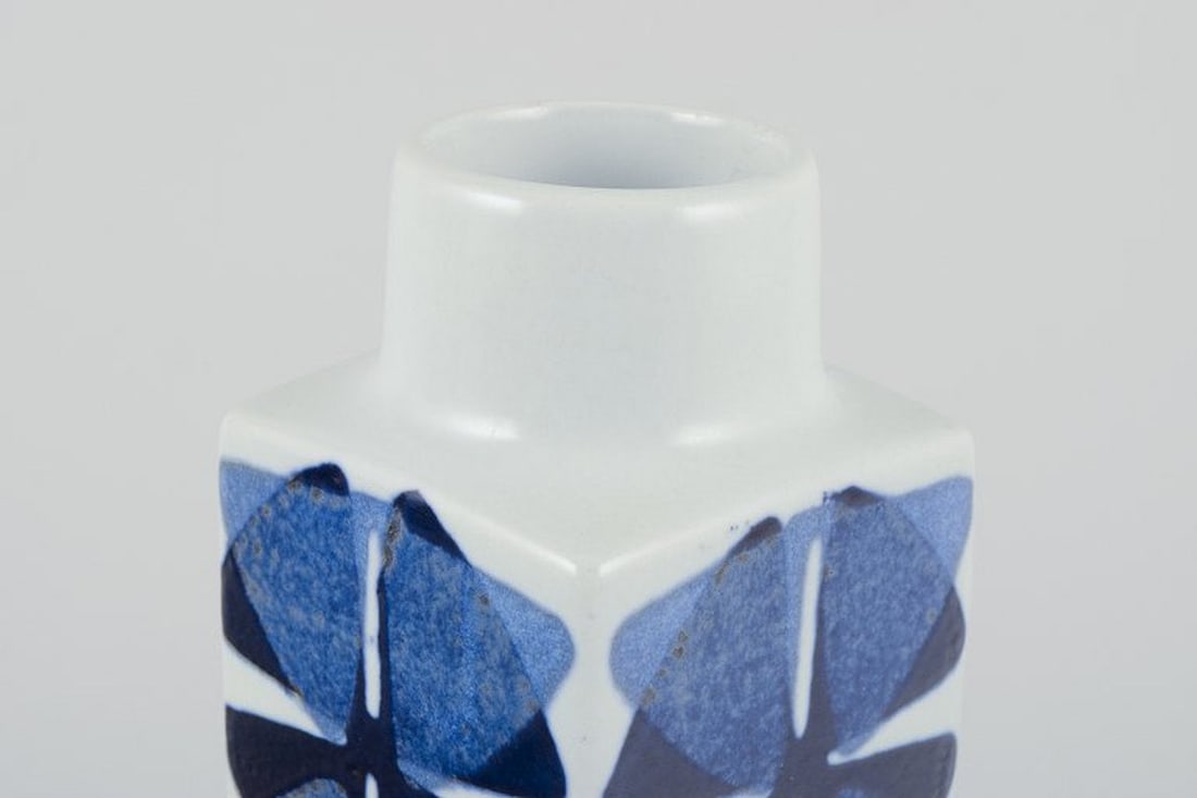 Ellen Malmer for Royal Copenhagen. Square 'Baca' vase in earthenware. 1969-1974. - 5
