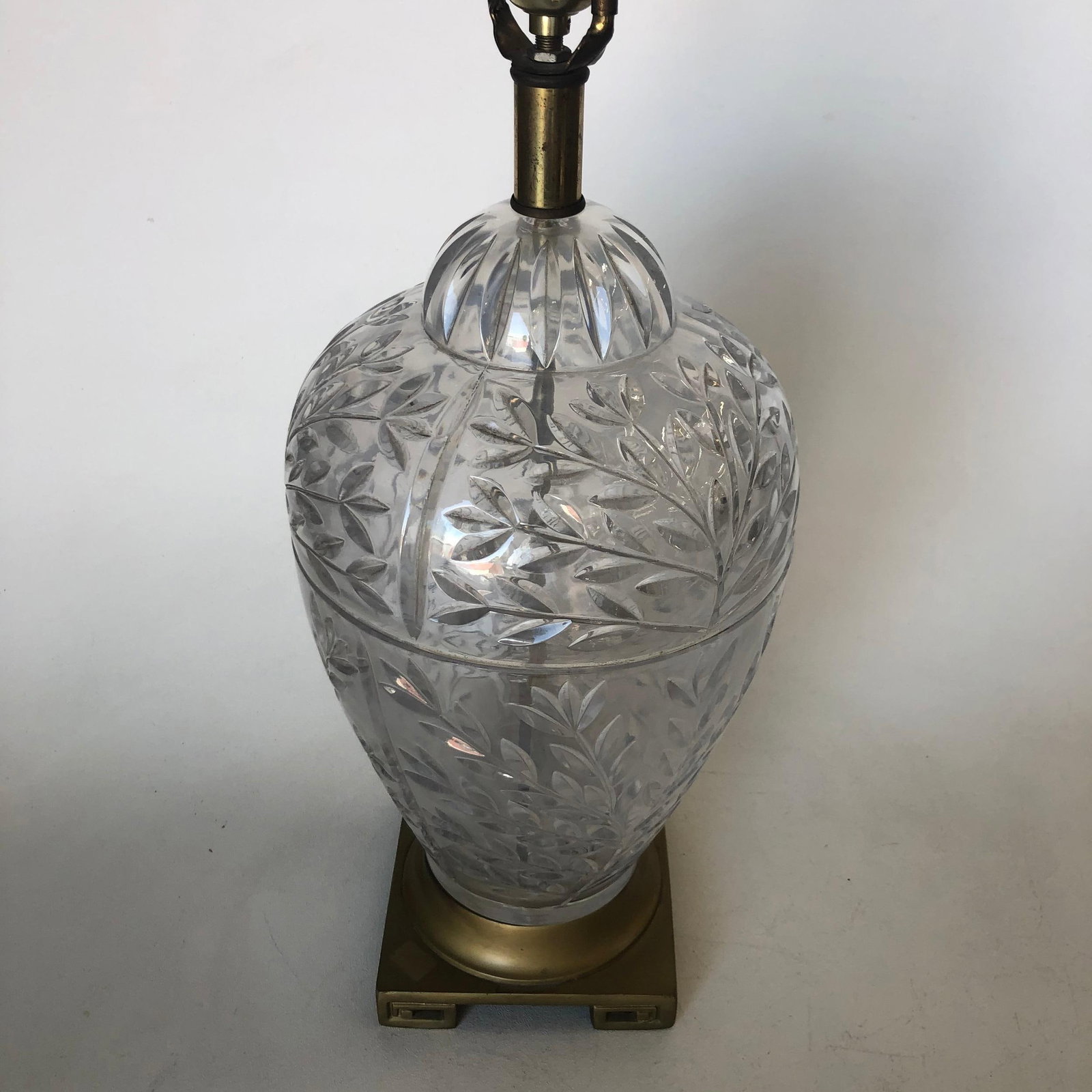 Midcentury Leaf Motif Cut Crystal Table Lamp with Brass Hardware - 2