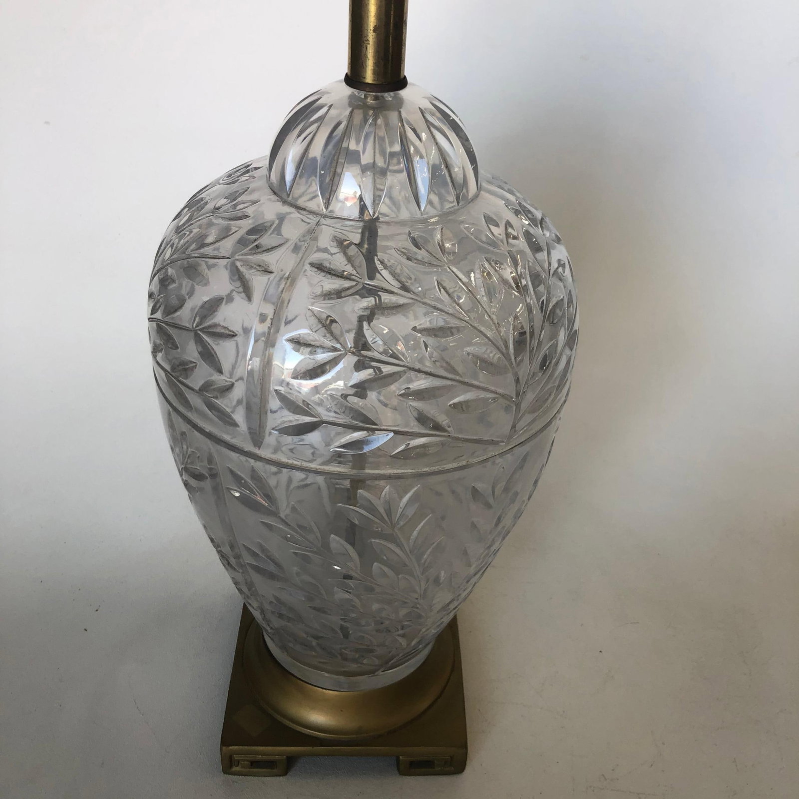 Midcentury Leaf Motif Cut Crystal Table Lamp with Brass Hardware - 3