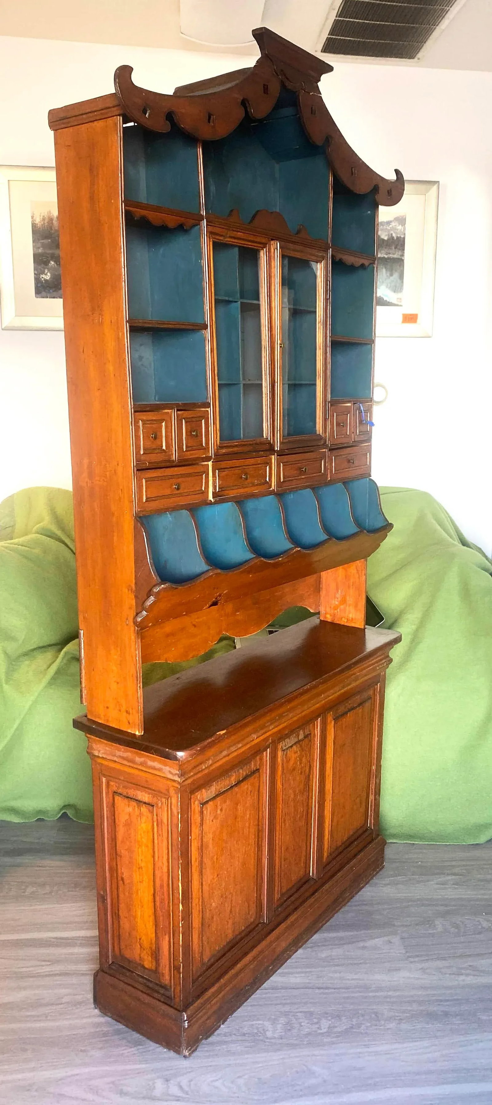 Vintage Chinoiserie Chippendale Style Display Cabinet With Pagoda Top Detailing - 2