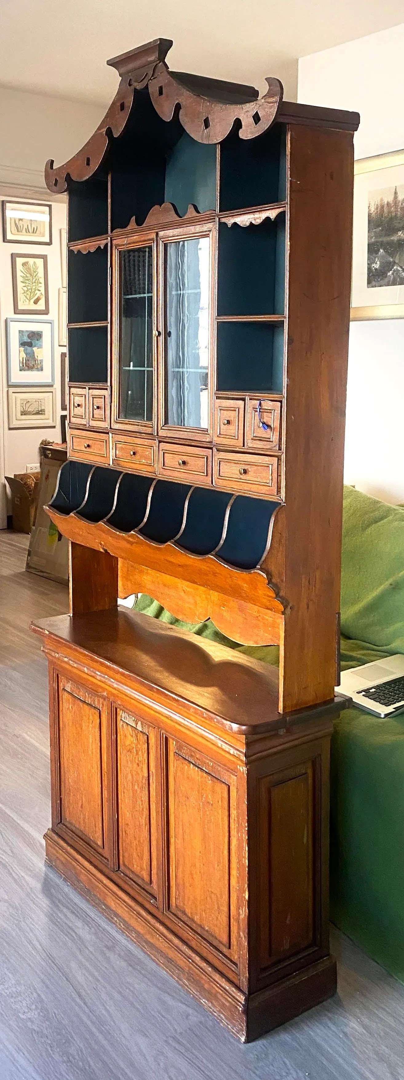Vintage Chinoiserie Chippendale Style Display Cabinet With Pagoda Top Detailing - 3