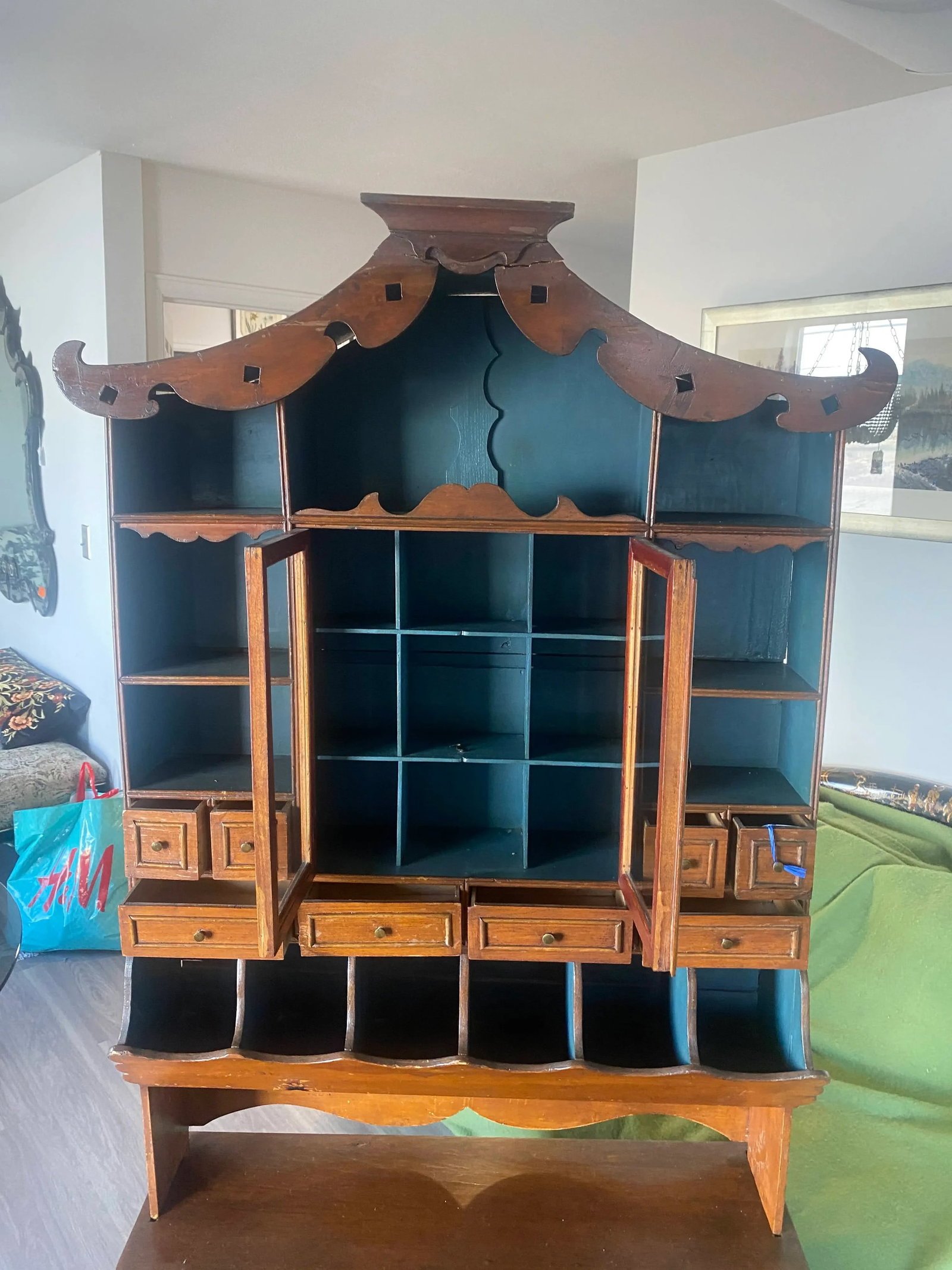 Vintage Chinoiserie Chippendale Style Display Cabinet With Pagoda Top Detailing - 4