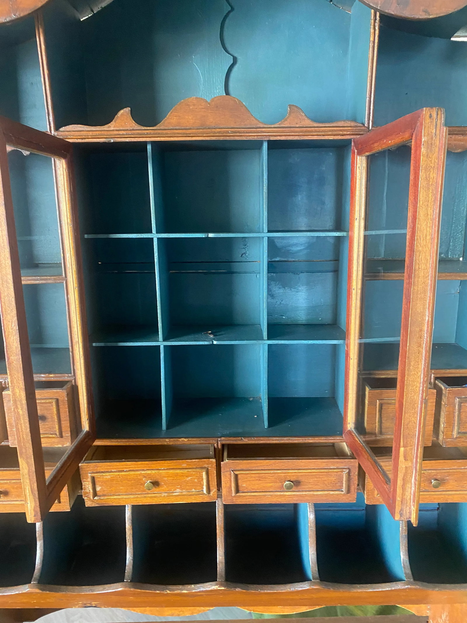 Vintage Chinoiserie Chippendale Style Display Cabinet With Pagoda Top Detailing - 5