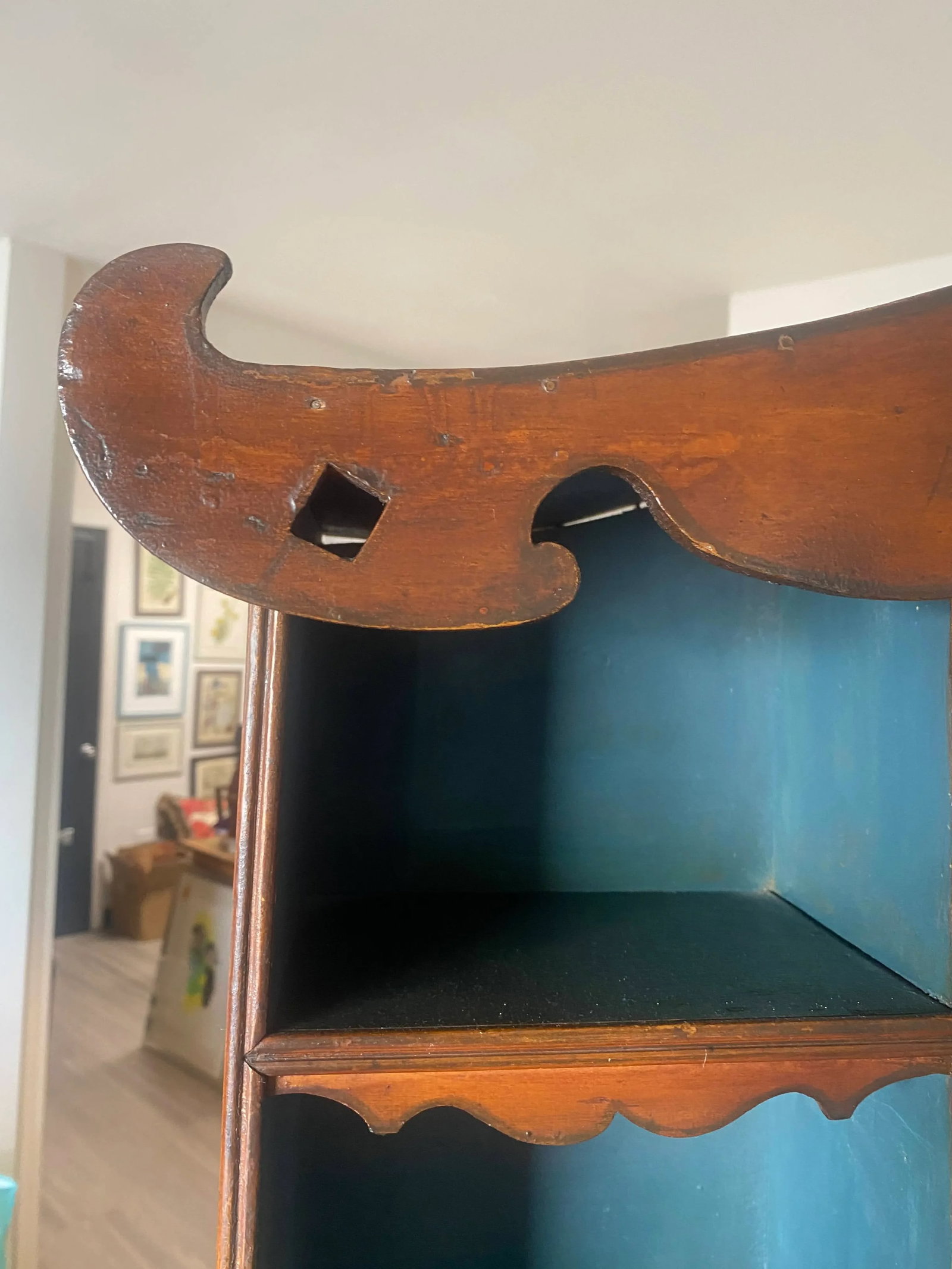 Vintage Chinoiserie Chippendale Style Display Cabinet With Pagoda Top Detailing - 7