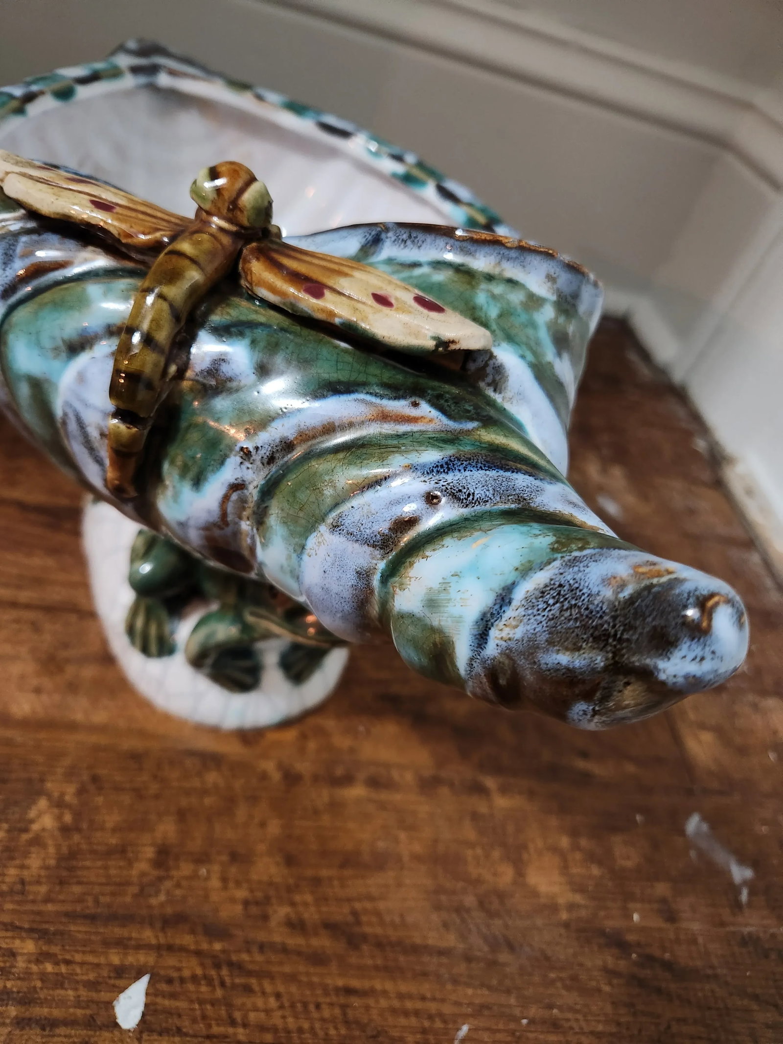 Mid 20th Century French Majolica Style Hand Painted Planter With Frogs, Dragonfly and Sea Shell - 11
