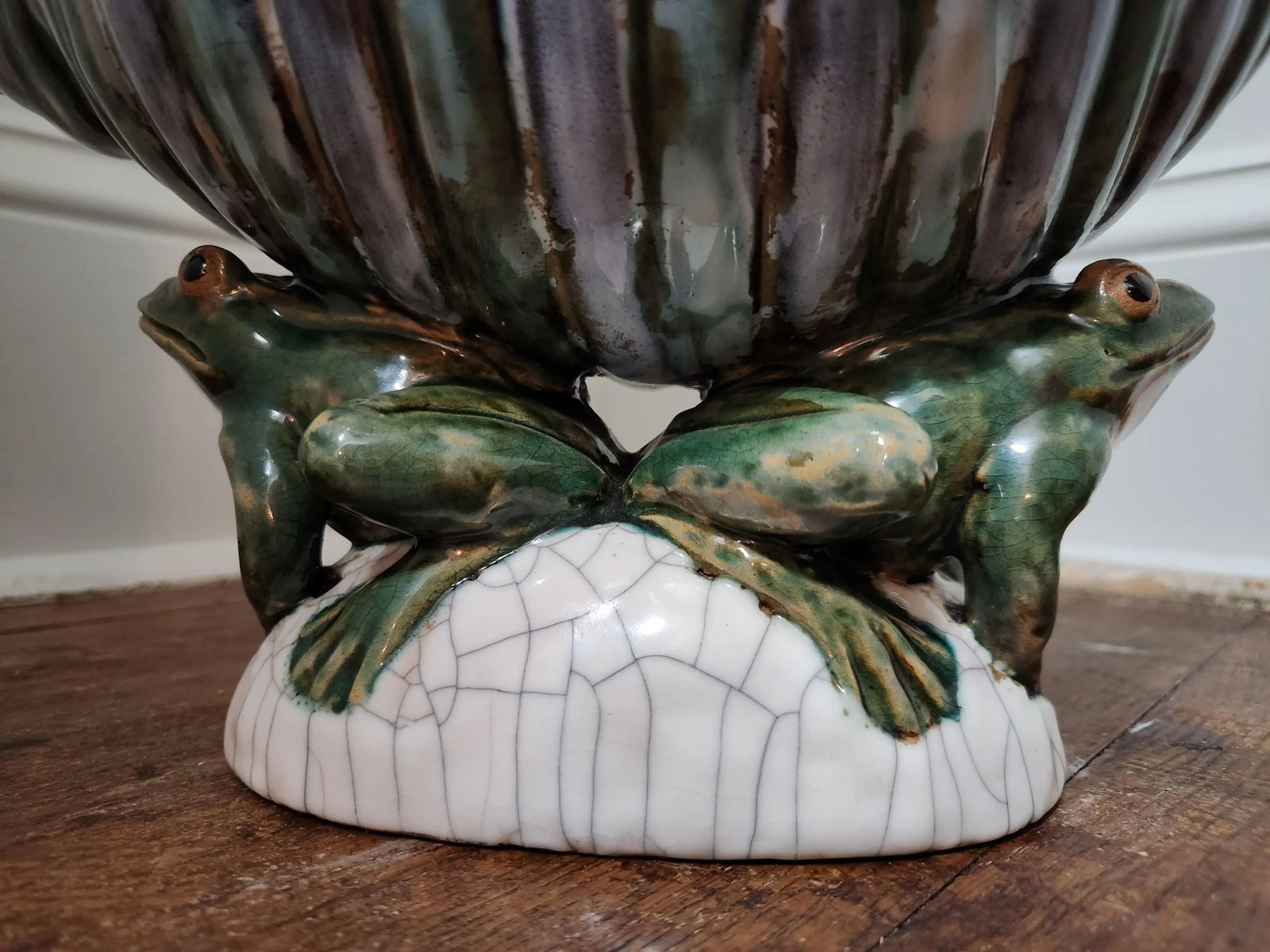 Mid 20th Century French Majolica Style Hand Painted Planter With Frogs, Dragonfly and Sea Shell - 4