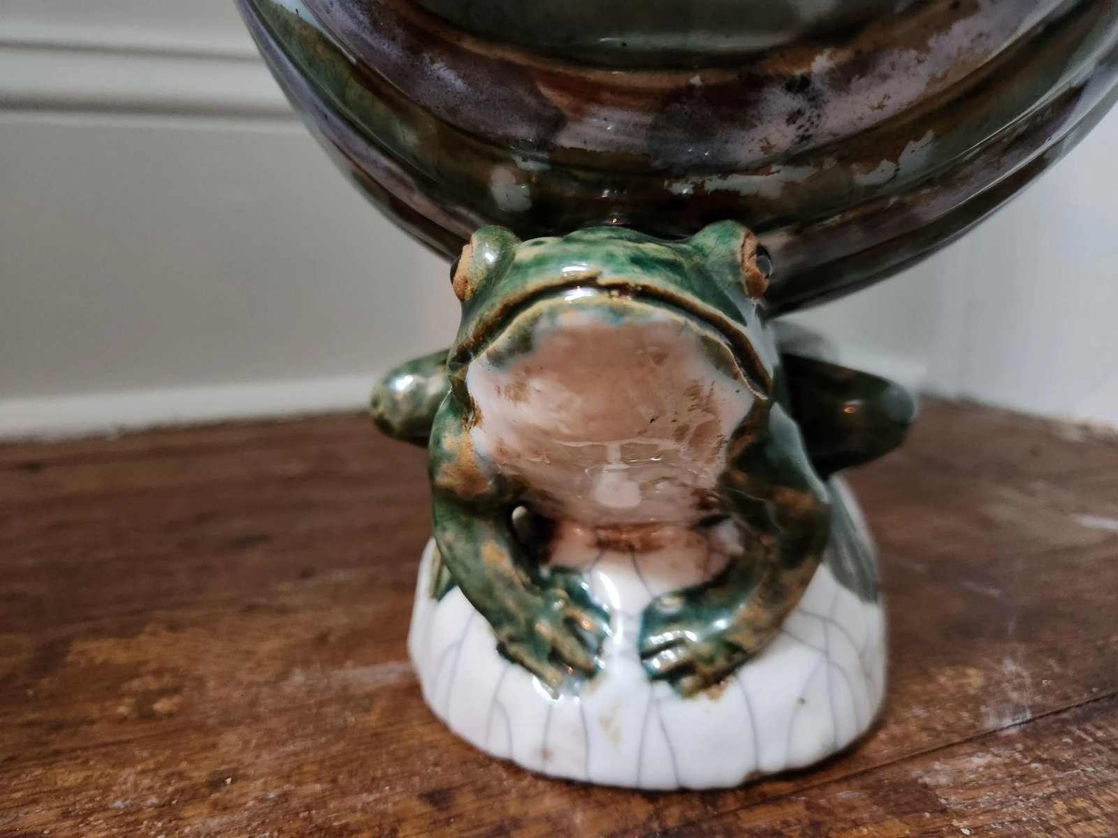 Mid 20th Century French Majolica Style Hand Painted Planter With Frogs, Dragonfly and Sea Shell - 5