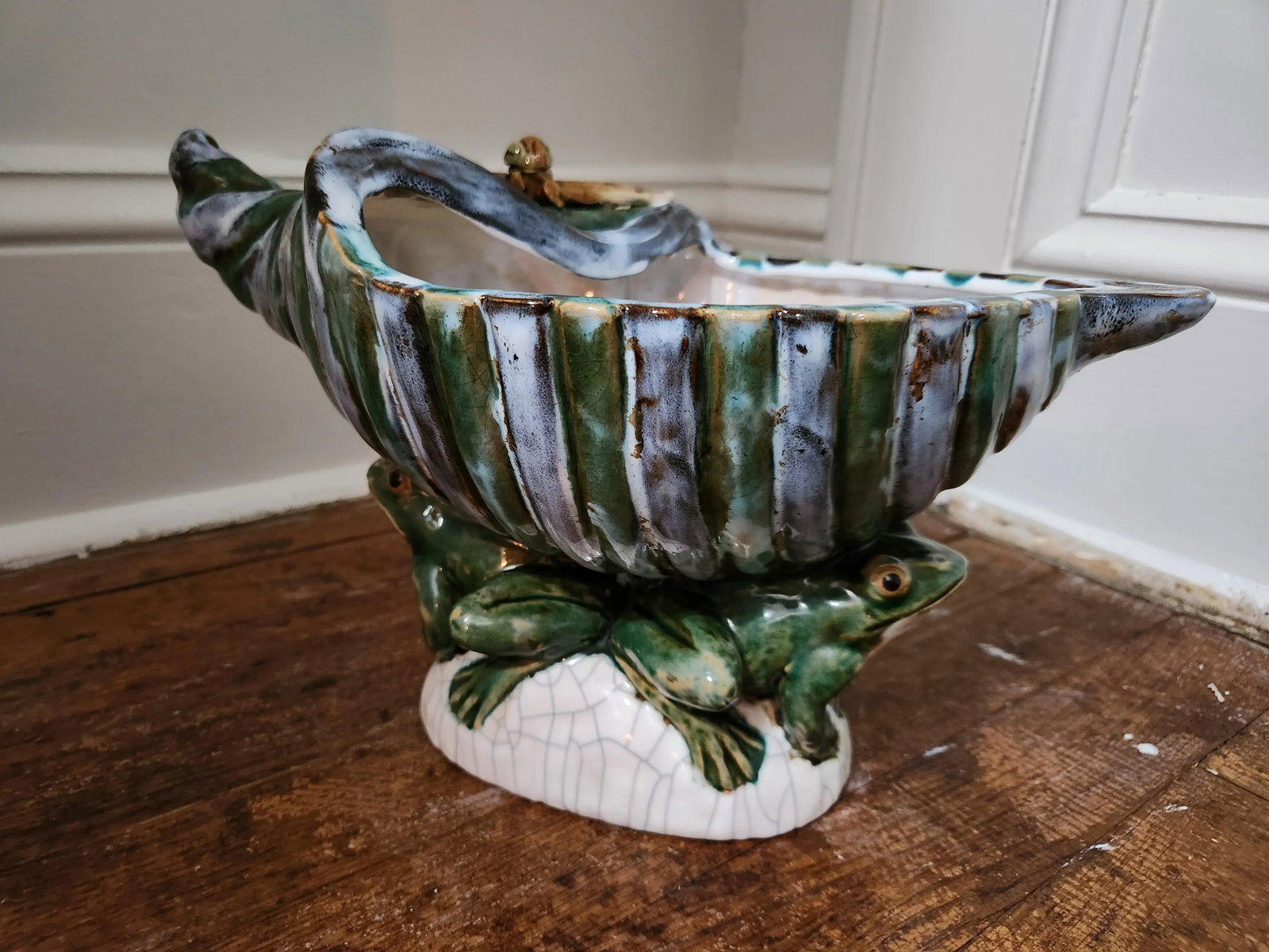 Mid 20th Century French Majolica Style Hand Painted Planter With Frogs, Dragonfly and Sea Shell - 6