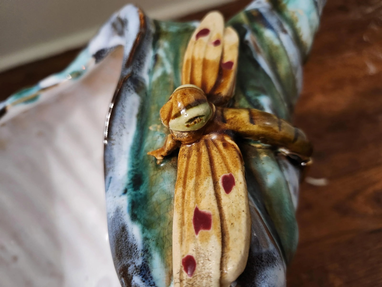 Mid 20th Century French Majolica Style Hand Painted Planter With Frogs, Dragonfly and Sea Shell - 8