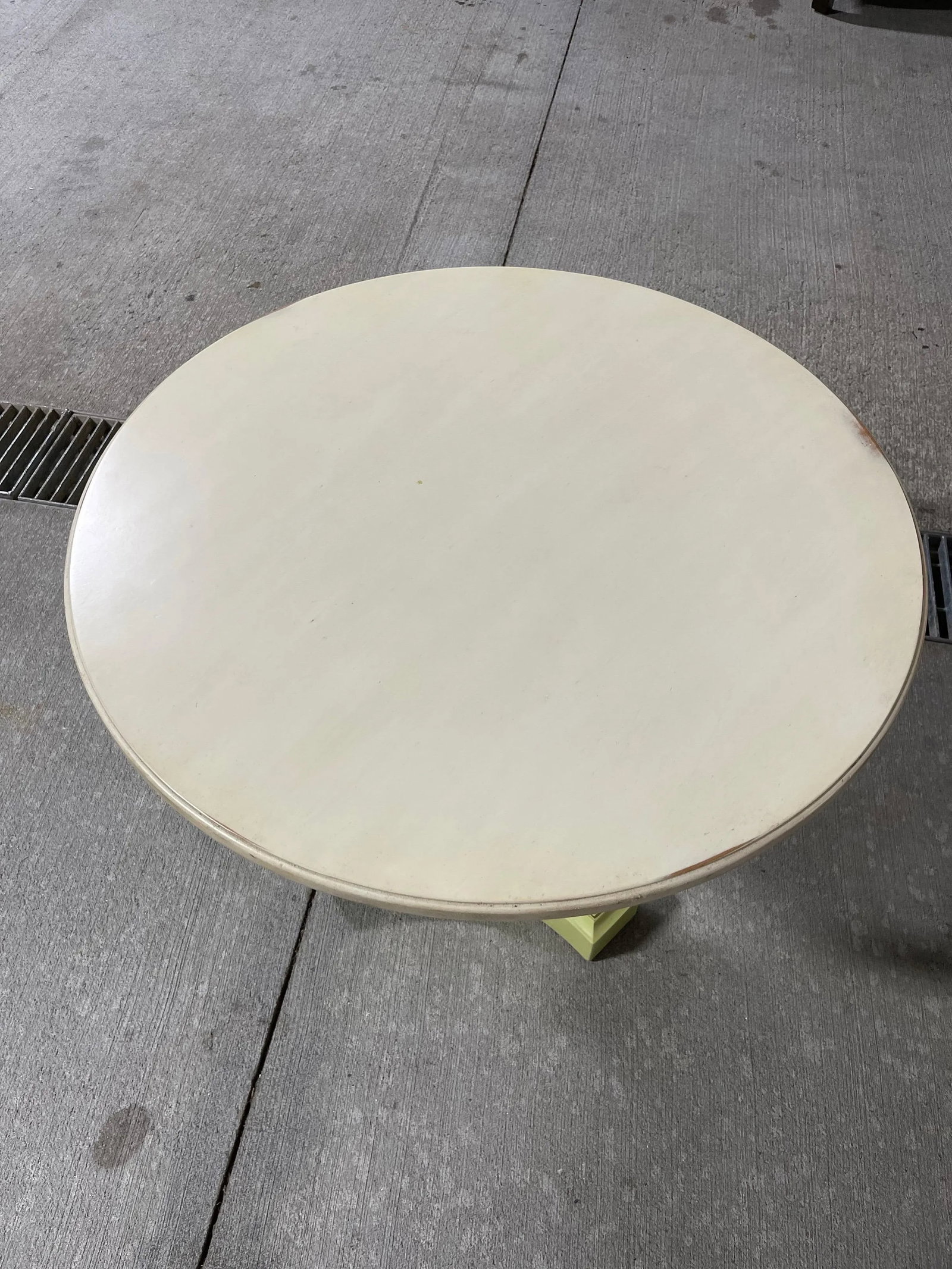 Lime Color Pedestal Base End or Side Table with a Cream Wood top, 21st Century - 3