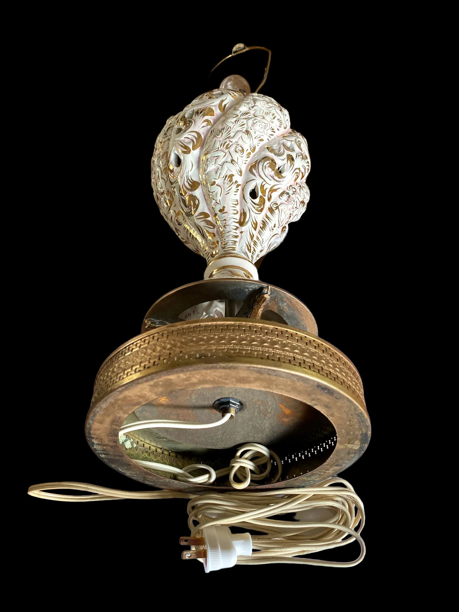 1950's White and Gold Reticulated Porcelain Capodimonte Cherubs and Brass Dolphins Lamp - 9