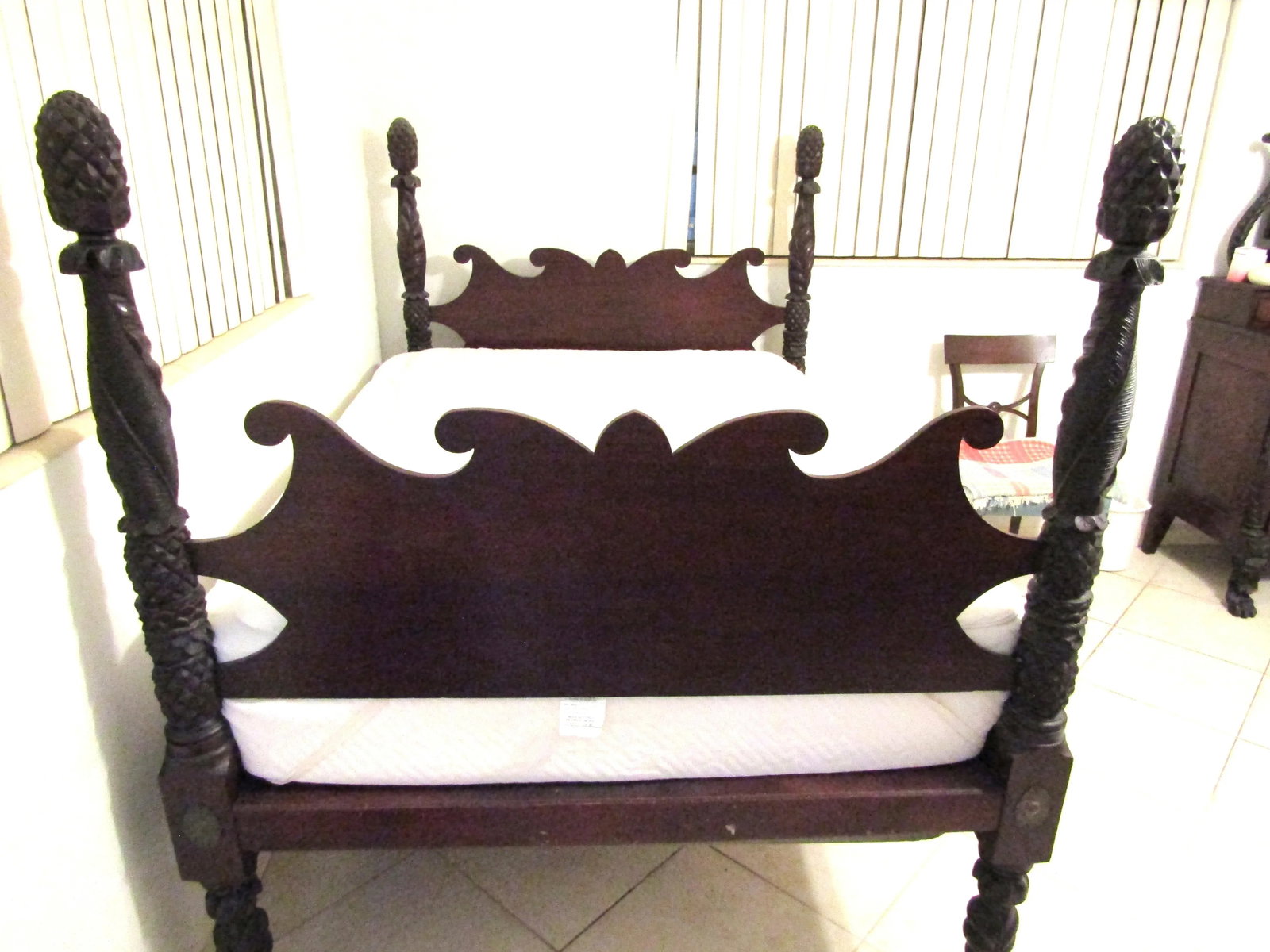 Federal Mahogany Full Size Pineapple and Acanthus Leaf Carved Four Poster Bed - 7
