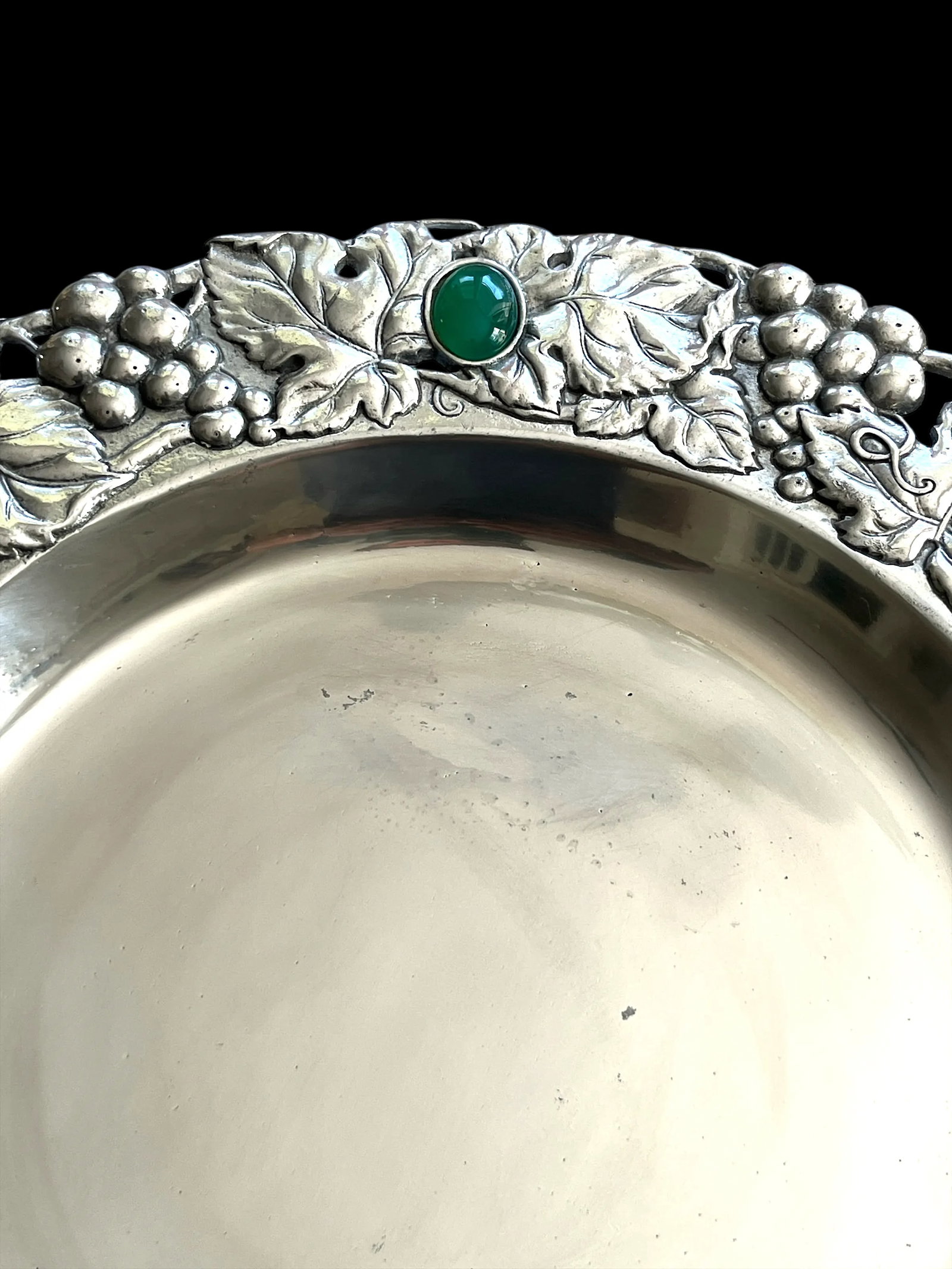1990s Arthur Court 14" Repousse Pewter Platter With Imitation Malachite Cabochons - 3