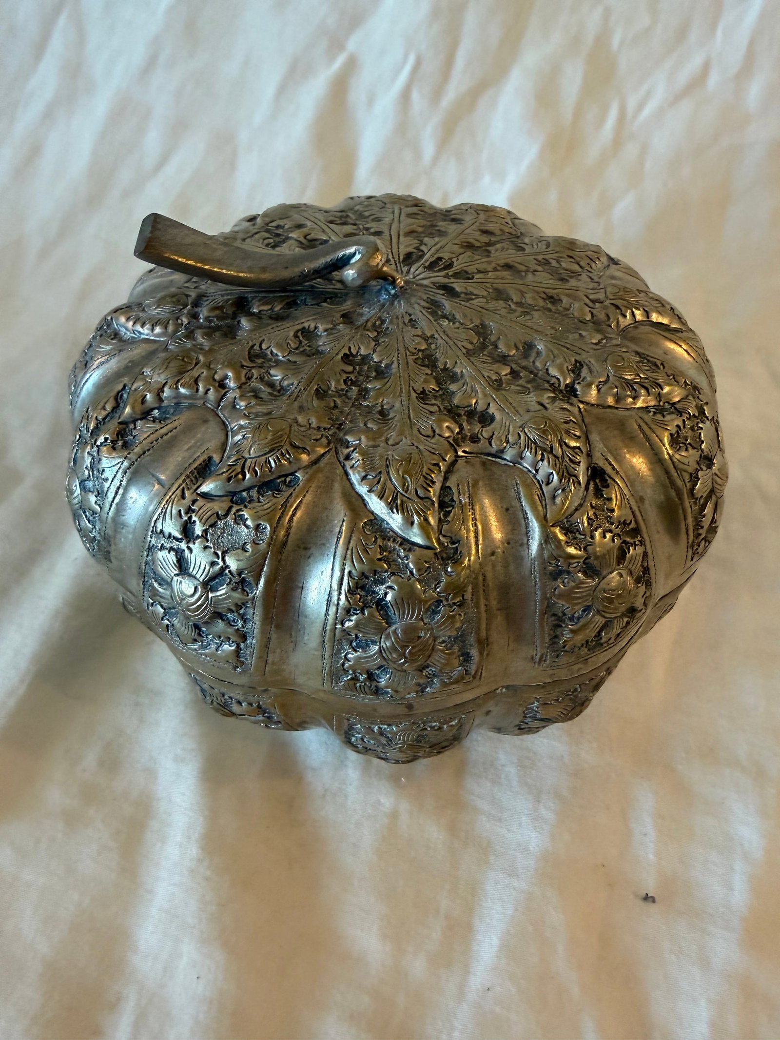 Large Antique Cambodian Silver-Plated Pumpkin Box, Mid-20th Century - 8