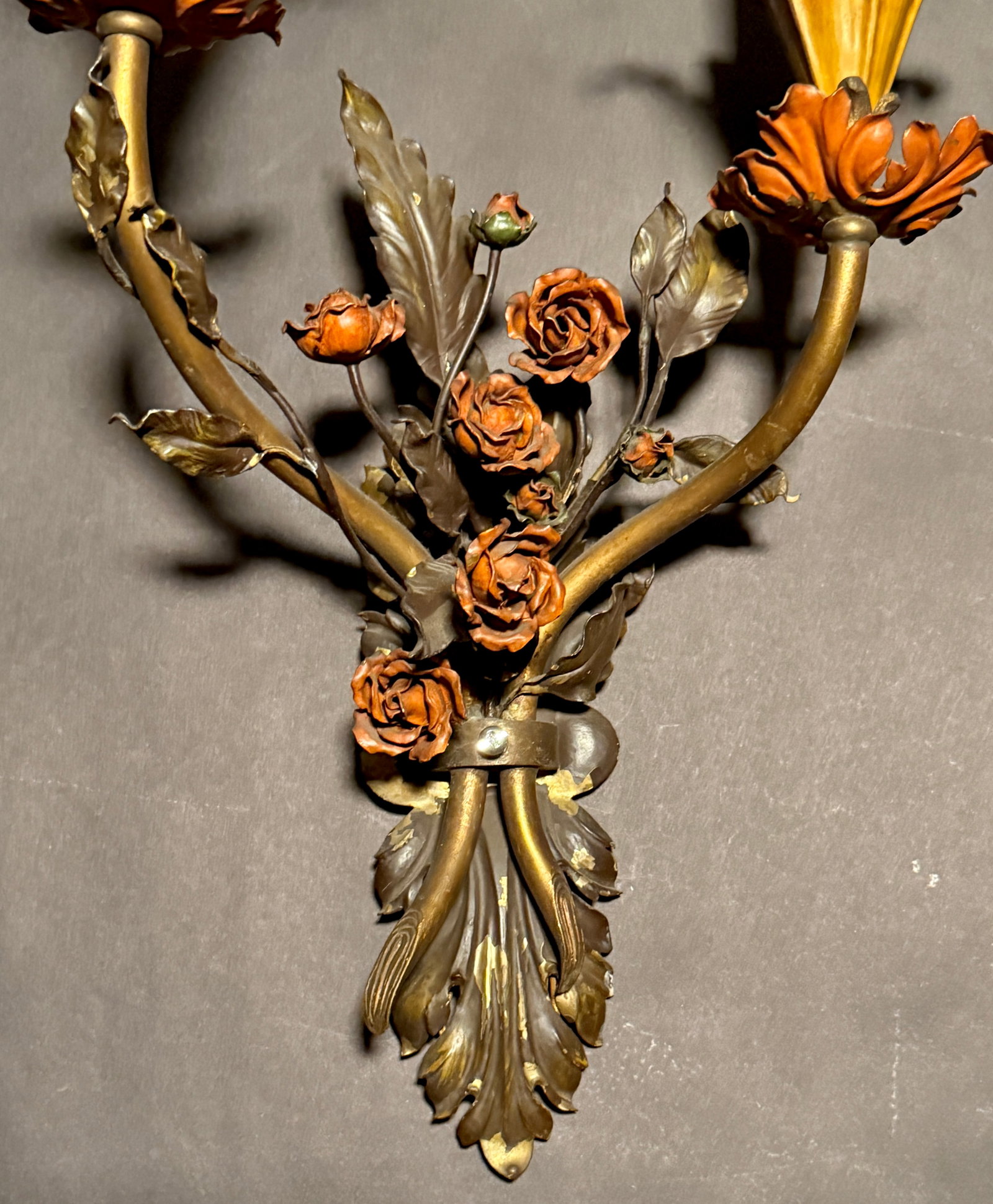 Early 20th Century Attributed to Edward F. Caldwell & Co. Pair of Painted Tole Floral Wall Sconces - 7