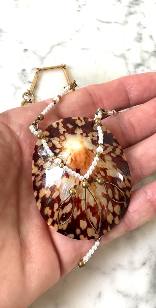 1990s Gold Plated Chain Necklace With Pearls and Goldtone Spacers Over Limpet Shell - 2