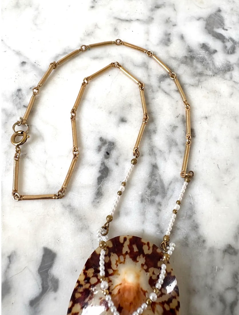 1990s Gold Plated Chain Necklace With Pearls and Goldtone Spacers Over Limpet Shell - 4
