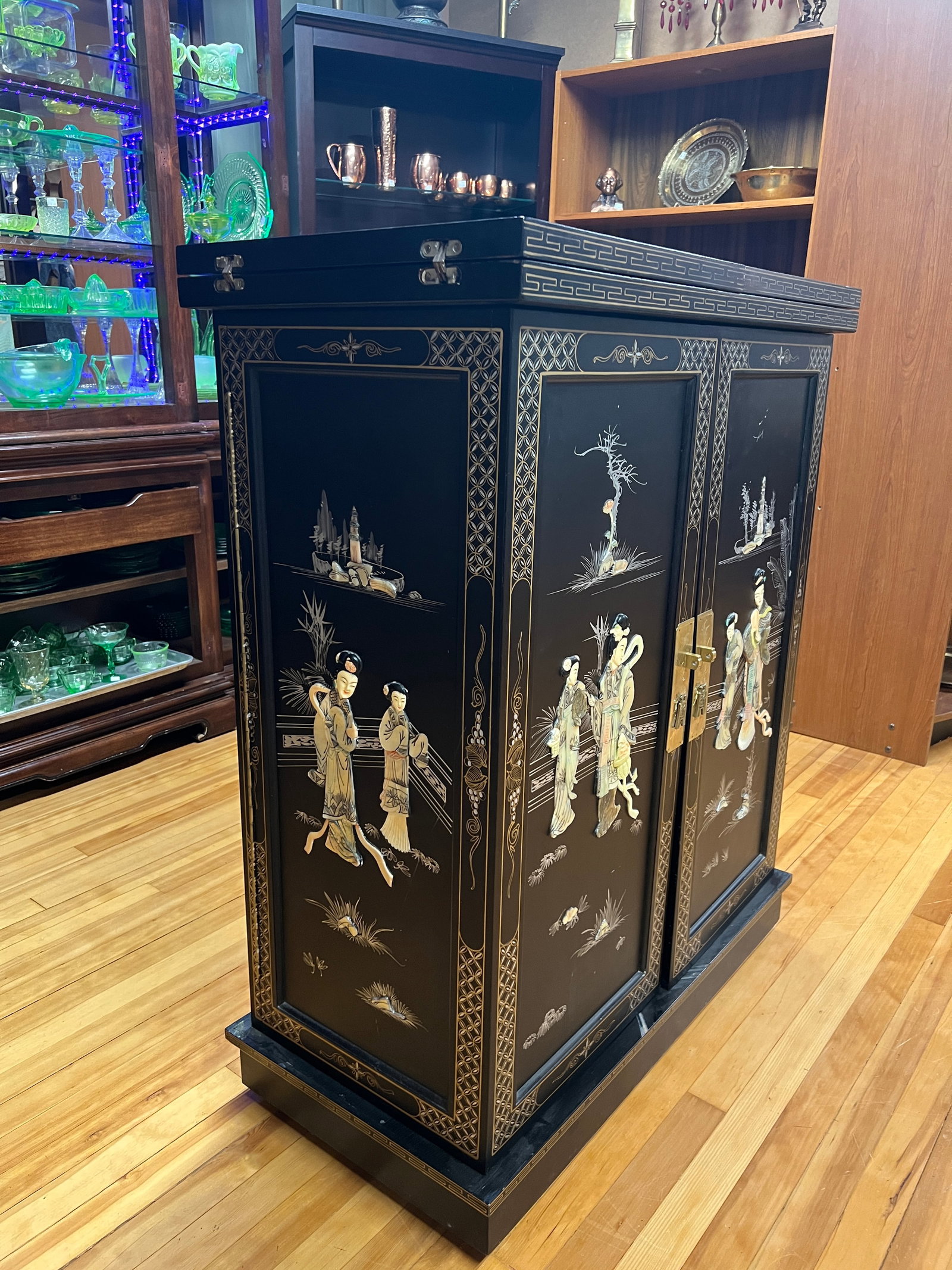 Vintage Chinese Export Black Lacquer Mother-of-Pearl Folding Bar Cabinet, C. 1950s - 5