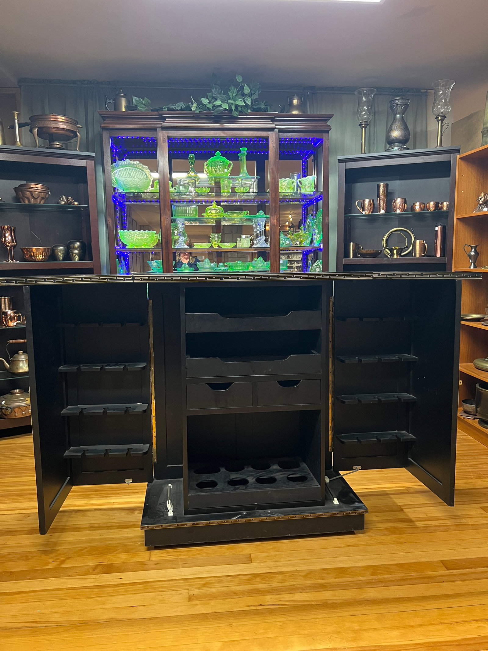 Vintage Chinese Export Black Lacquer Mother-of-Pearl Folding Bar Cabinet, C. 1950s - 9