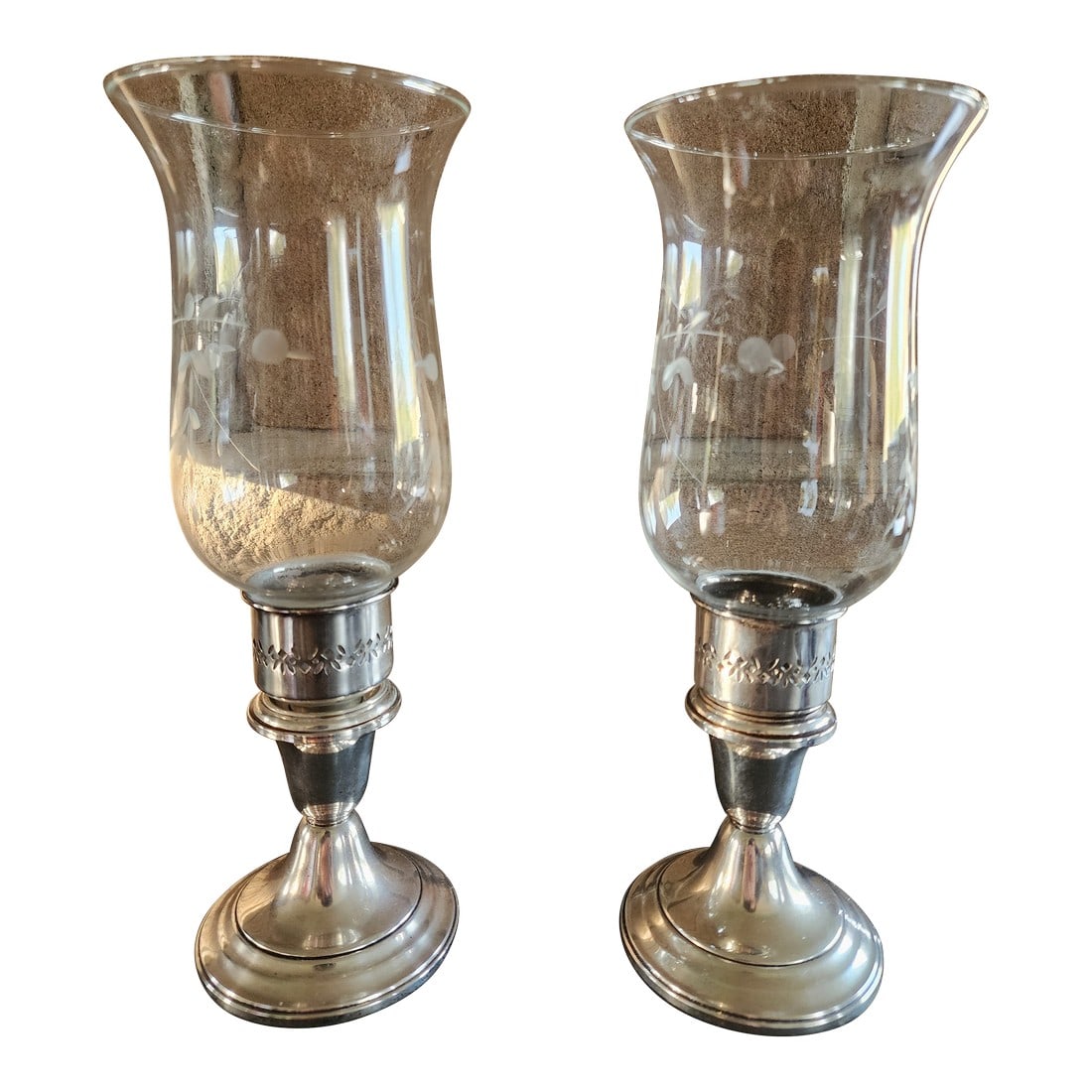 1970s Gorham Sterling Silver Candle Sticks With Etched Glass Hurricane Shades - a Pair: Beautiful set in excellent condition. Weighted Sterling Silver bases with Beautiful crystal etched tops. As always, your Home Inspirations purchase comes with Free shipping so enjoy Condition: Alterat