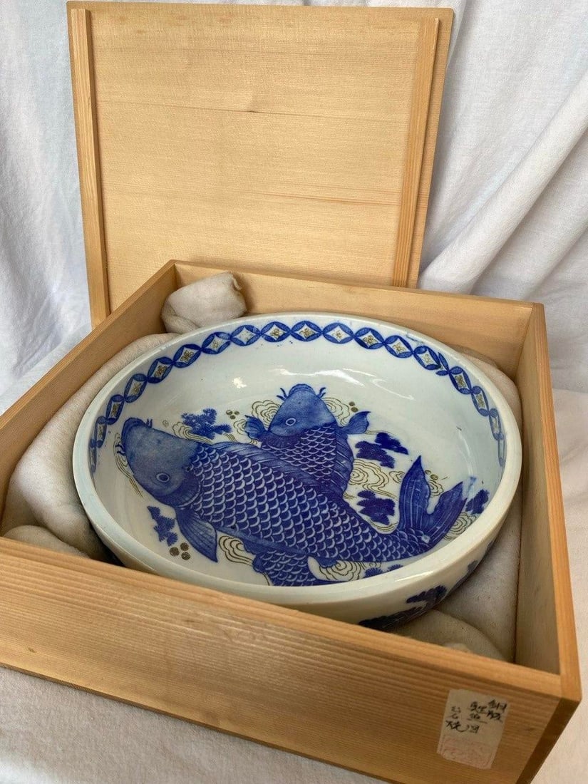 Japanese Edo Period Imari Bowl With Koi Motif, Circa 1780–1820 - 14