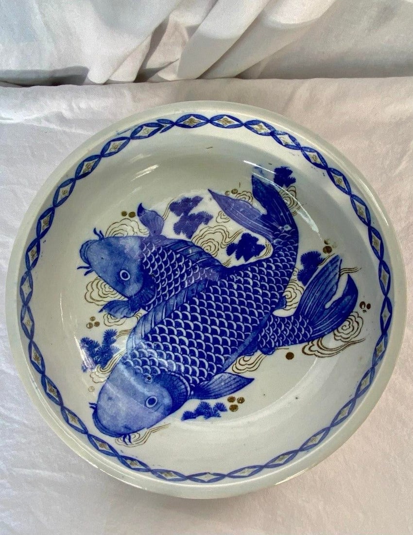 Japanese Edo Period Imari Bowl With Koi Motif, Circa 1780–1820 - 2